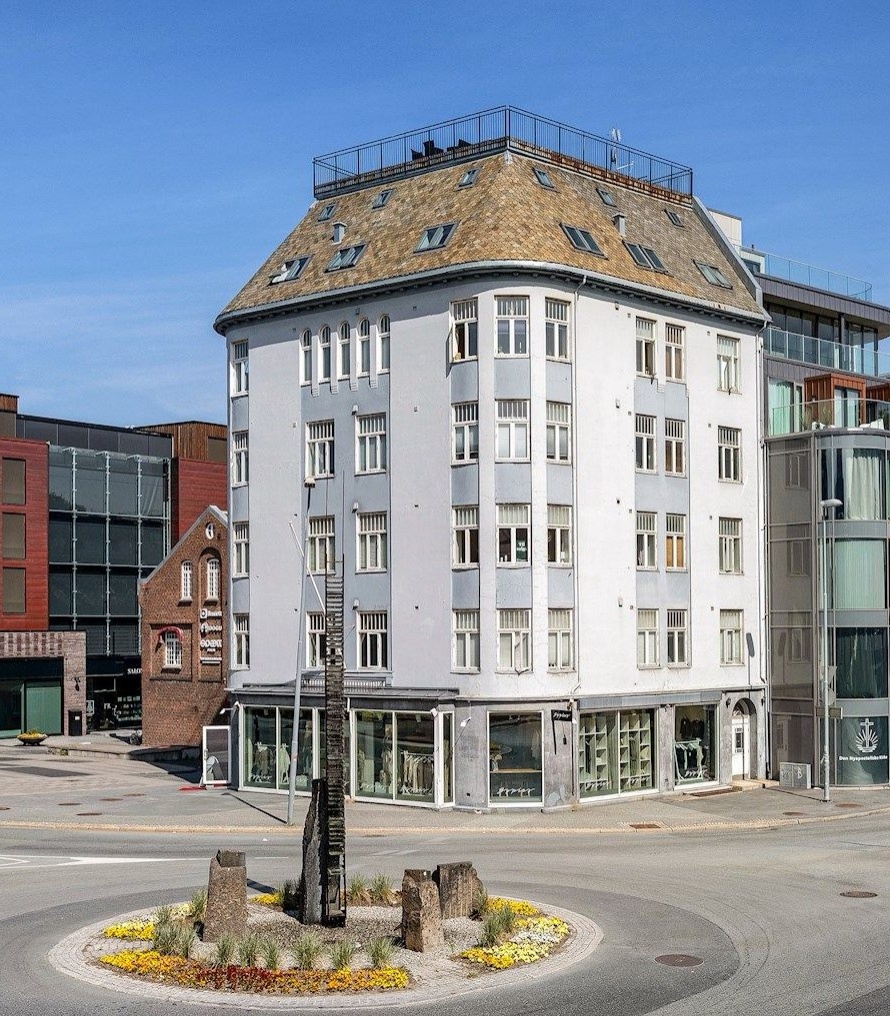 Bilde av Abrahamsengården bygning ved rundkjøring i Trondheim by. 