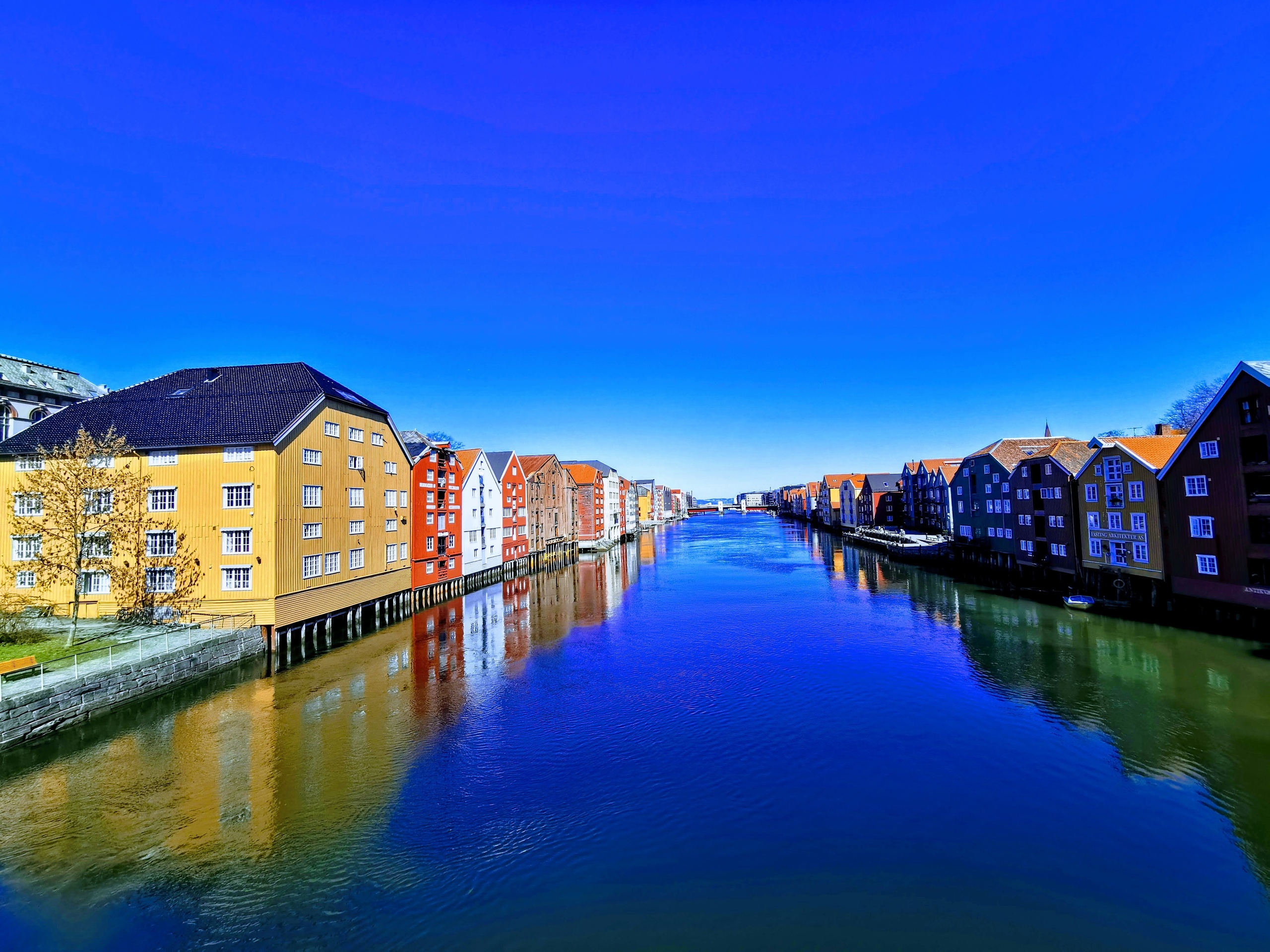 Trondheim by, utsikt over boliger ved elv. Foto.